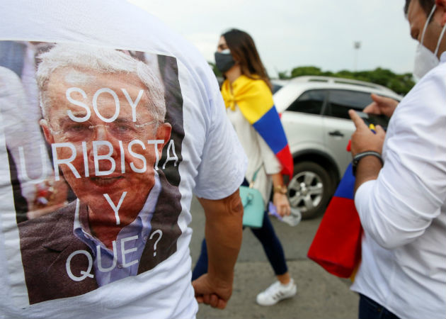 Juez colombiano ordena detención domiciliaria de exabogado del expresidente Uribe Simpatizantes a favor y en contra de Uribe se manifiestan en calles de Colombia. Fotos. EFE.