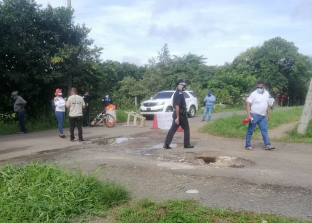 Moradores de tres barriadas de Santiago salen a protestar por la falta de agua potable Denuncian daños en el sistema de alcantarillados y acueductos por parte de promotoras. Fotos: Melquíades Vásquez.