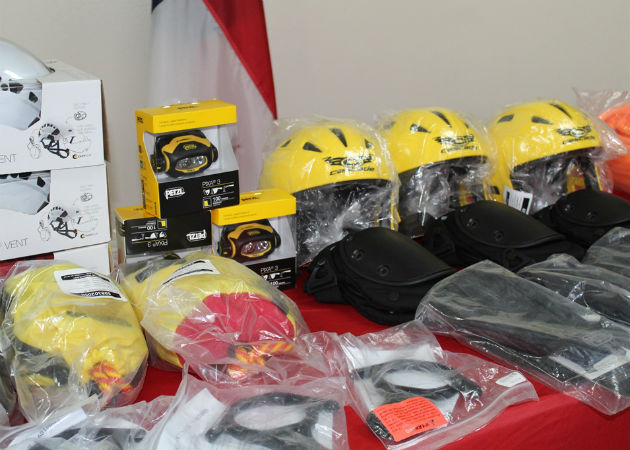 Embajada de Estados Unidos dona equipos de rescate al Cuerpo de Bomberos de Panamá La donación incluye arnés, cascos, guantes, cuerdas, linternas, chalecos salvavidas, bolsas de rescate, entre otros. Fotos: Cortesía.