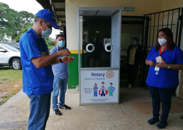 Habilitan en el centro de salud de Lídice en Capira, cabina para la toma de muestras de hisopado Estas cabinas son confeccionadas a solicitud de las instituciones de salud. Fotos: Eric A. Montenegro.