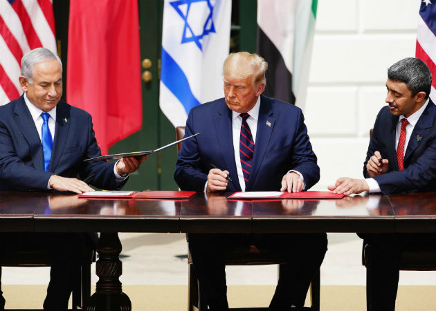 Israel firma con Emiratos y Baréin los Acuerdos de Abraham en la Casa Blanca El primer ministro israelí Benjamín Natanyahu (I), el presidente de EE.UU., Donald Trump (C), y el primer ministro de Esteriores de Emiratos Árabes Unidos, Abdulá bin Zayed al Nahyan, durante la firma del acuerdo en la Casa Blanca, Washington. Foto. EFE.