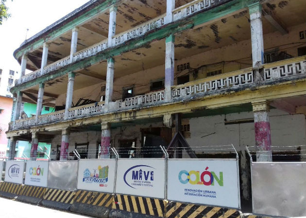 No hay fondos para restaurar la Casa Wilcox, reconoce el ministro del Miviot Mientra tanto, el viejo inmuble sigue deteriorándose, solo se han colocado letretos con la imagen de lo que iba a hacer la restauración. Fotos: Diómedes Sánchez.