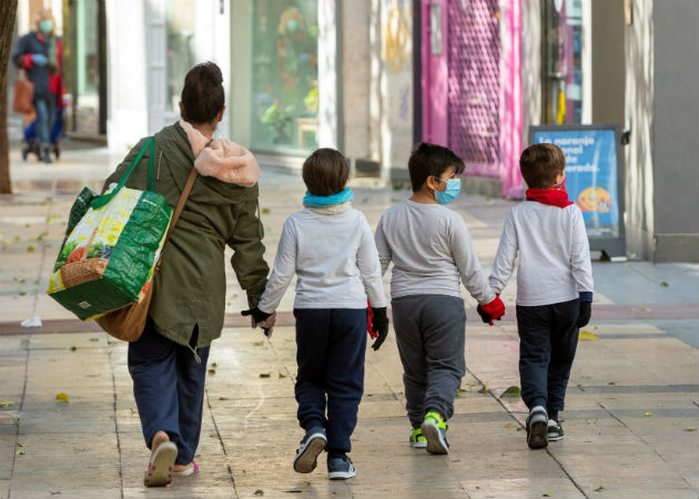Madrid pide ayuda, desbordada por el aumento de contagios de coronavirus El Gobierno madrileño planea nuevas restricciones a la movilidad y a la concentración de personas. Fotos: EFE.