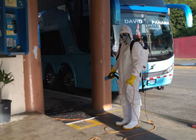 Personal de la alcaldía desinfecta la terminal de transporte y la policlínica de David En este proceso de desinfección se utilizó hipoclorito de amonio al 10%. Fotos: Mayra Madrid.,
