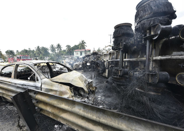 Explosión de camión cisterna deja cuatro muertos en el sureste de México Fallecieron el chofer de la pipa, el chofer de otro vehículo y dos personas que estaban en el lugar. Fotos: EFE.