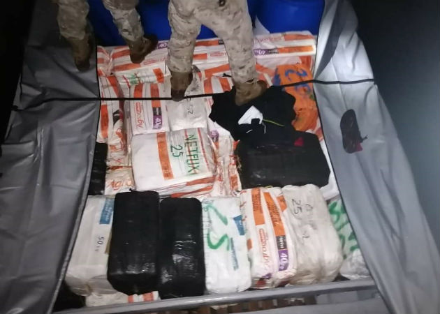Capturan a 4 colombianos con droga en una lancha rápida por la costa arriba de Colón Al momento del abordaje, los bultos iban forrados en plástico color negro. Fotos: Diómedes Sánchez..