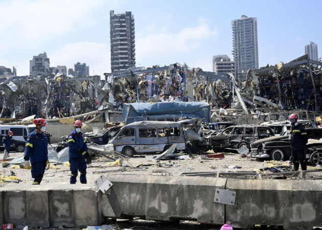 Ejército halla tonelada de fuegos artificiales en puerto al mes de explosión La explosión hace más de un mes en el puerto de Beitur, provocó la dimisión del Gobierno. Fotos: EFE.