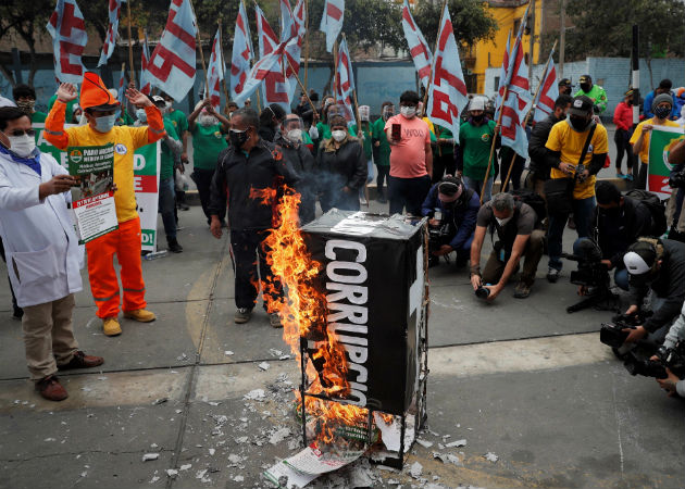 Médicos vuelven a la huelga en Perú, el país con mayor mortalidad de la COVID-19 Médicos de la seguridad social peruana efectúan una quema en una calle de Lima exigiendo mejoras salariales y sanitarias. Fotos: EFE.