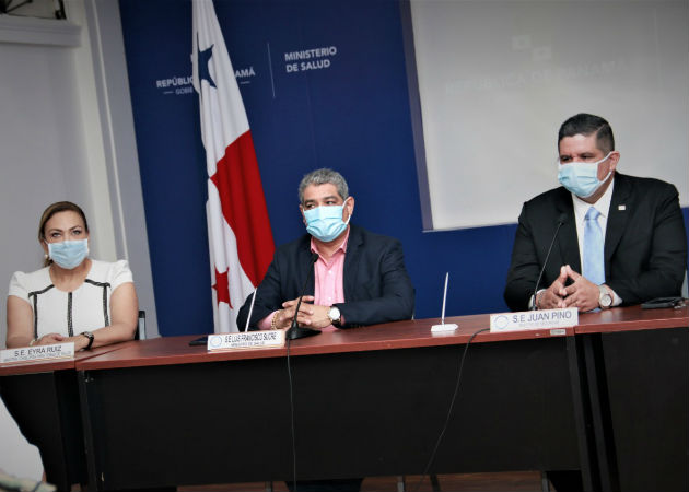 Unidades de la Fuerza Pública donarán de manera voluntaria plasma sanguíneo convaleciente El ministro de Seguridad Pública, Juan Manuel Pino y el titular de Salud, Luis Francisco Sucre, firmaron la carta de entendimiento. Fotos: Cortesía.