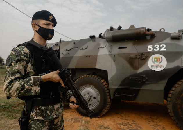 Un militar hace guardia en el cuartel de la Fuerza de Tarea Conjunta (FTC) en  Arroyito, departamento de Concepción (Paraguay). Fotos EFE.