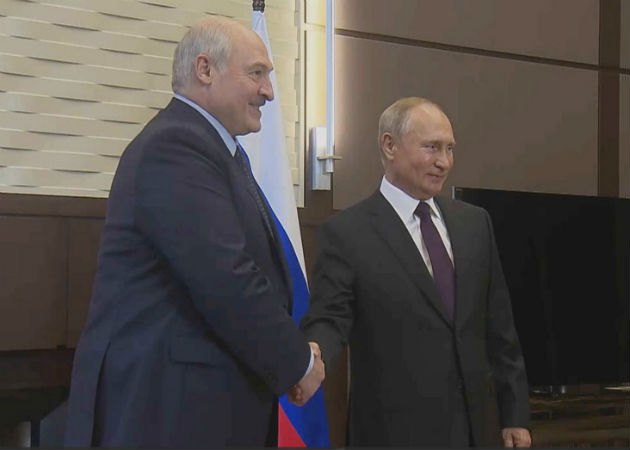 Putin intenta salvar a Lukashenko con apoyo a reformas y créditos bancarios "Vemos a Bielorrusia como nuestro aliado más cercano...", dijo Putin, durante la reunión con Lukashenko (I) en su residencia rusa del balneario de Sochi (mar Negro). Fotos: EFE.