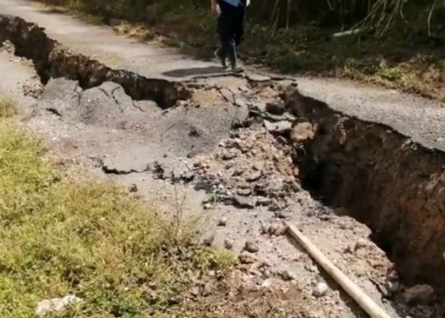 Ante rajaduras de vía en Renacimiento, piden que intervenga Instituto de Geociencias (UP) Las rajaduras y hundimientos de la carretera tiene preocupada a los residentes. Fotos: José Vásquez.