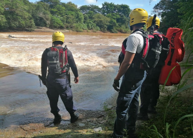 Organismos de rescate buscan a desaparecido en La Villa de Los Santos Los socorristas iniciaron la búsqueda por la ribera del río La Villa. Fotos: Thays Domínguez.