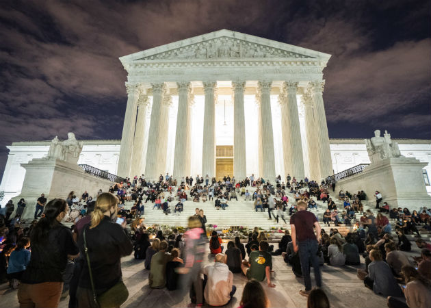 La fallecida jueza de EE.UU., Ruth Bader Ginsburg, falló a favor de legalizar el matrimonio igualitario en 2015 Foto archivo de los magistrados de la Corte Suprema de EE.UU., donde aparece sentada (cuarta de izq. a der.) la jueza Ruth Bader Ginsburg. Foto: EFE