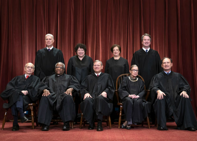 La fallecida jueza de EE.UU., Ruth Bader Ginsburg, falló a favor de legalizar el matrimonio igualitario en 2015 Foto archivo de los magistrados de la Corte Suprema de EE.UU., donde aparece sentada (cuarta de izq. a der.) la jueza Ruth Bader Ginsburg. Foto: EFE