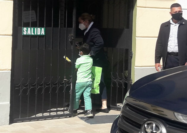 Los dos menores que presuntamente mantenía el "segundo Mesías" al momento de su captura,  fueron llevados a la sede del juzgado de Niñez y Adolescencia. Fotos: Mayra Madrid. 