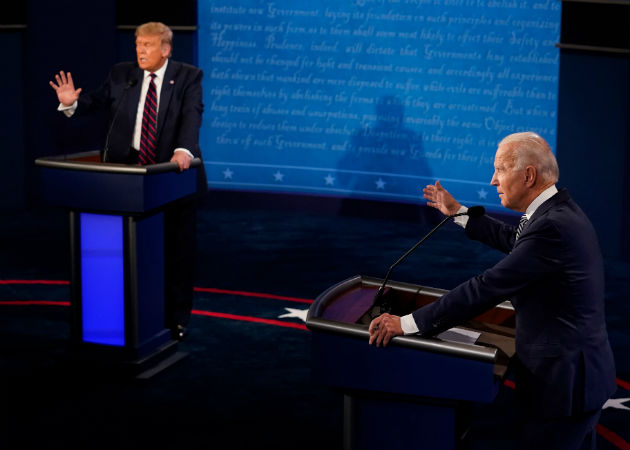 En el debate de Cleveland, Trump califica a Biden de "socialista" y éste tilda al mandatario de "payaso" Trump y Biden debatieron desde sendos podios situados a una distancia superior a la habitual debido a la COVID-19. Fotos: EFE