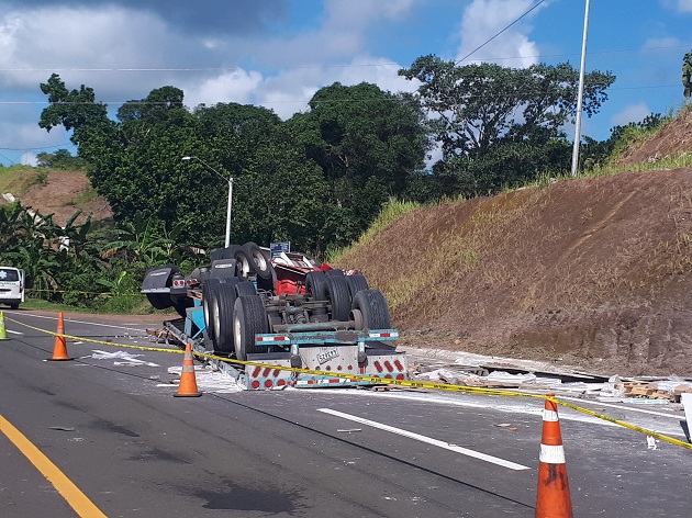 El articulado accidentado llevaba gran cantidad de materiales de construcción. FOTO/Melquiade Vásquez. El articulado accidentado llevaba gran cantidad de materiales de construcción. FOTO/Melquiade Vásquez.