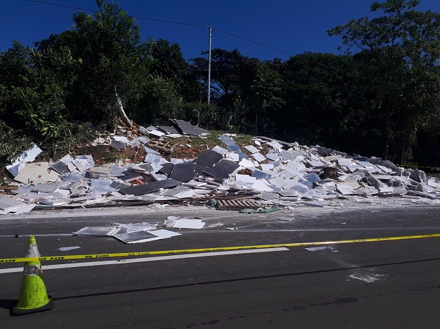 El articulado accidentado llevaba gran cantidad de materiales de construcción. FOTO/Melquiade Vásquez. El articulado accidentado llevaba gran cantidad de materiales de construcción. FOTO/Melquiade Vásquez.