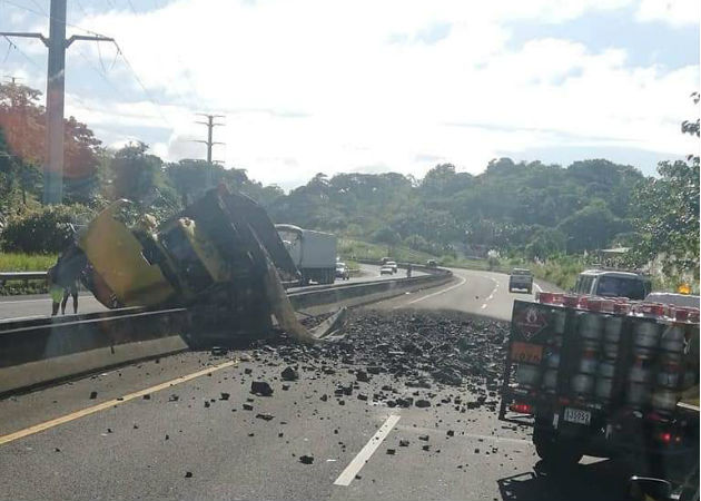 Camión volquete se accidenta en la autopista Panamá-Colón El cabezote de la mula,quedó casi volteado, dejando en la vía rápida material selecto en la calle. Fotos: Diómedes Sánchez.