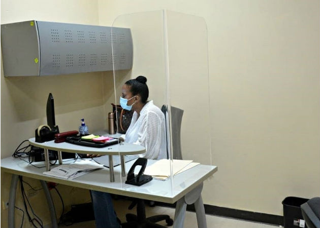 Medidas de bioseguridad regirán en la reapertura de la Zona Libre de Colón, el próximo lunes En las oficinas administrativas se han colocado pantallas acrílicas. Fotos: Diómedes Sánchez S.