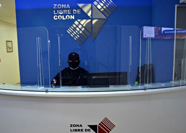 Medidas de bioseguridad regirán en la reapertura de la Zona Libre de Colón, el próximo lunes En las oficinas administrativas se han colocado pantallas acrílicas. Fotos: Diómedes Sánchez S.