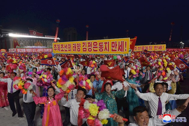 Medios de Pionyang destacan la llamada de Kim Jong-un a mantener el "músculo militar" Durante los actos, el dictador norcoreano pronunció un discurso en el que expresó "sus sentidos agradecimientos y felicitaciones" a todo el pueblo norcoreano y a las fuerzas armadas.