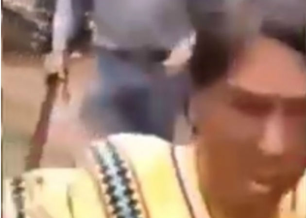 Vídeo en redes sociales de una familia indígena, enciende las alarmas de discriminación en Panamá El vídeo muestra al hombre con machete en su mano, intentando agredir a una persona. Foto: Mayra Madrid.