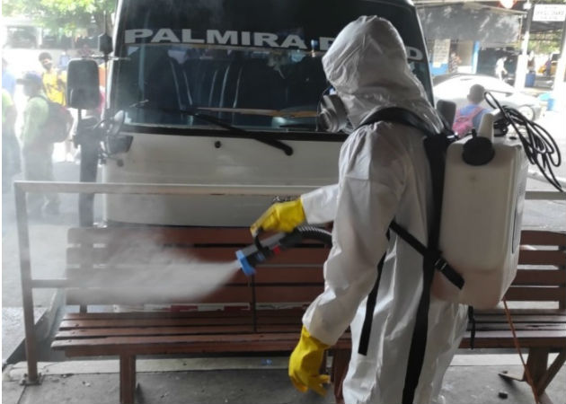  La desinfección se realizó conjuntamente con la empresa "Pest Control Solution". Foto: Mayra Madrid.
