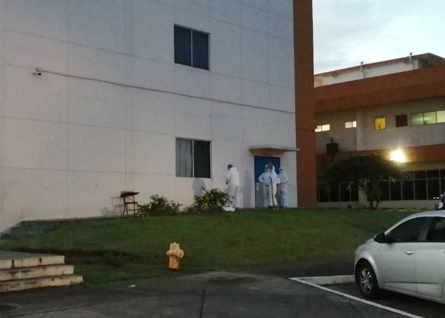 Adulto mayor se quita la vida lanzándose desde el cuarto piso del Hospital Nicolás A. Solano El cuerpo fue encontrado por personal del hospital cerca de una playa de estacionamientos. Fotos: Eric A. Montenegro.