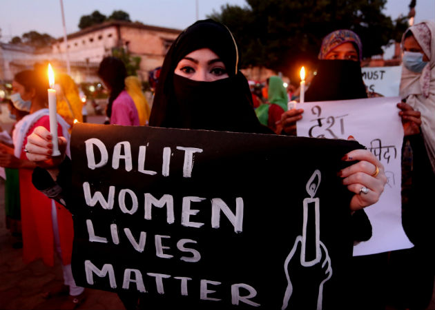 La violación de la joven "intocable" india ha vuelto a subrayar un problema endémico en la India Activistas protestan en Bhopal, India, por la múltiple violación de la joven miembro de la comunidad "intocable" o dalit. Foto: EFE.