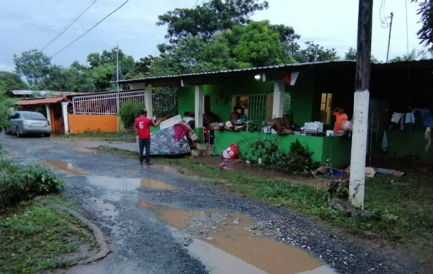  Personal del Municipio de La Chorrera distribuyó colchones, alimentos y enseres de limpieza a los damnificados. Foto: Eric A. Montenegro.