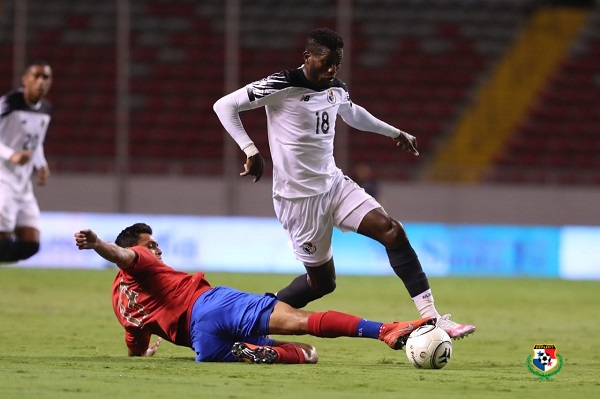 laroja_costa_rica-panama3.jpg José Fajardo (der.) en el partido ante los costarricenses. Foto:Fepafut