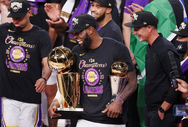 lebron_james._efe3.jpg LeBron James con su cuarto premio de Jugador Más Valioso (MVP). Foto:EFE