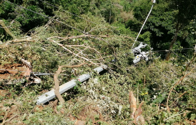Carretera en San Carlos se encuentra bloqueada por varios deslizamientos de tierra Varios postes del tendido eléctrico también se encuentran en el suelo a consecuencia de los deslizamientos de tierra. Foto: Eric A. Montenegro.
