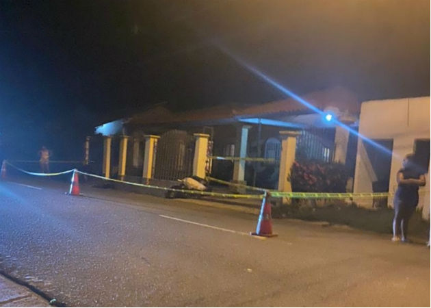 Hombre encapuchado mata a una mujer a balazos en el barrio La Dormidera de Monagrillo La víctima estaba descansando en una hamaca en el portal de su residencia cuando fue atacada. Foto: Thays Domínguez.,