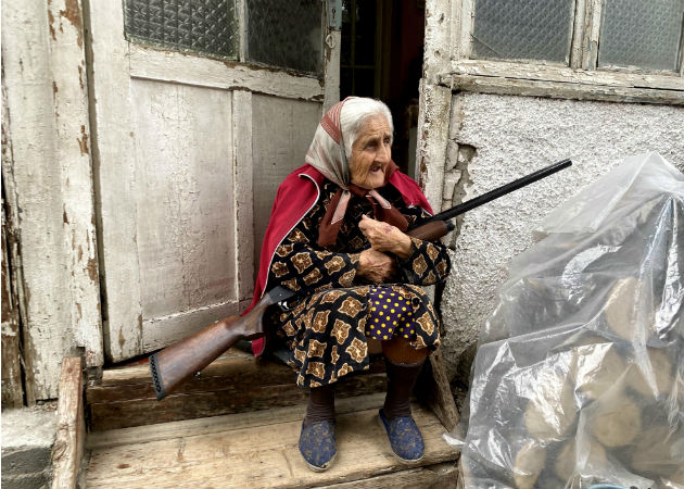 El Karabaj denuncia "desastre humanitario" debido a bombardeos azerbaiyanos Una anciana armada cuida su casa en Stepanakert, la capital del enclave separatista de Nagorno Karabaj disputada por Azerbaiyán y Armenia. Foto: EFE.