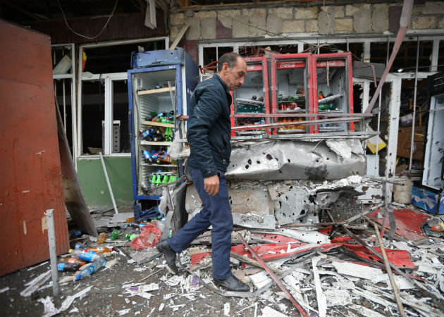 El Karabaj denuncia "desastre humanitario" debido a bombardeos azerbaiyanos Una anciana armada cuida su casa en Stepanakert, la capital del enclave separatista de Nagorno Karabaj disputada por Azerbaiyán y Armenia. Foto: EFE.