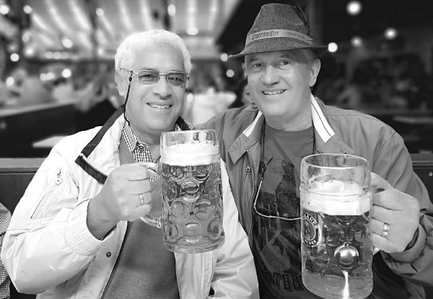 De izquierda a derecha, Ayax Vásquez, el panameño residente en Alemania, junto a su amigo Jaime Figueroa. Foto: Cortesía del autor. De izquierda a derecha, Ayax Vásquez, el panameño residente en Alemania, junto a su amigo Jaime Figueroa. Foto: Cortesía del autor.