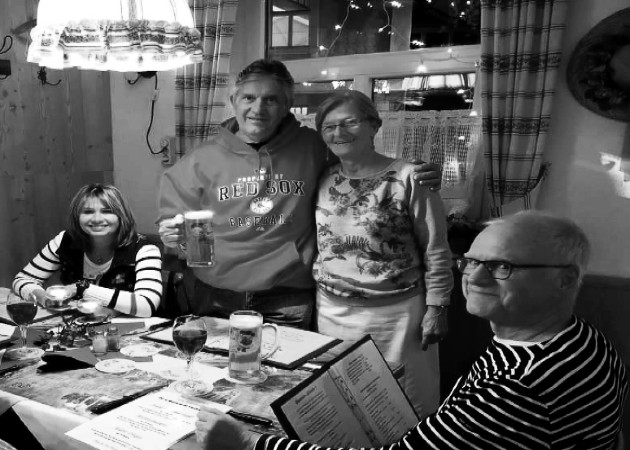 De izquierda a derecha, sentada, Mayín, esposa de Jaime Figueroa, quien abraza a la propietaria del restaurante, Gasthaus Adlerkeller, en Kaufbeuren y Heinz Dieter Ritzau, amigo de Figueroa. De izquierda a derecha, sentada, Mayín, esposa de Jaime Figueroa, quien abraza a la propietaria del restaurante, Gasthaus Adlerkeller, en Kaufbeuren y Heinz Dieter Ritzau, amigo de Figueroa.
