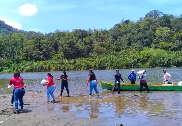 La ayuda del Plan Panamá Solidario llega a muchos sectores de la provincia de Bocas del Toro a través de botes. Foto cortesía Gobierno Nacional La ayuda del Plan Panamá Solidario llega a muchos sectores de la provincia de Bocas del Toro a través de botes. Foto cortesía Gobierno Nacional