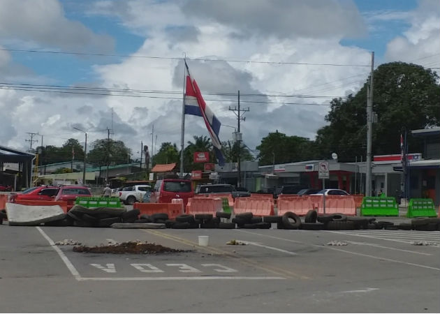 Peligran vidas en Centroamérica, bloqueo en sector fronterizo de Paso Canoas, impide paso de medicamentos En Paso Canoas continúa obstaculizada la vía con piedras y gran cantidad de neumáticos por parte de los manifestantes ticos. Foto: Mayra Madrid.