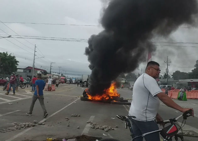 Enfrentamientos con palos y piedras entre transportistas y manifestantes en Paso Canoas Manifestantes ticos a favor del cierre de la frontera de Paso Canoas, molestos procedieron a quemar llantas. Foto: Mayra Madrid.