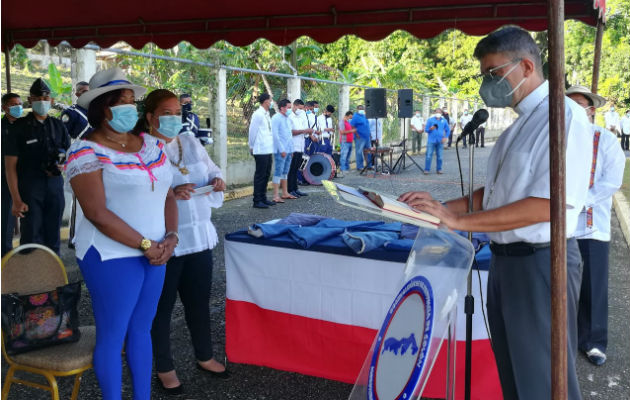Con la quema de banderas inician actividades previas a los festejos patrios en Colón La Alcaldía colonenses insta a seguir de manera virtual las transmisiones de los actos de celebración. Foto: Diómedes Sánchez S.