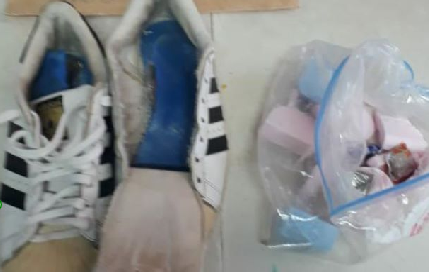 El perro "Alf" de la Unidad Canina Penitenciaria marcó una encomienda que llevaba un ciudadano, se procedió a la revisión de sus zapatillas y en el jabón de baño, se le encontraron hojas de feeling que al contarlas, dieron un total de 120. El perro "Alf" de la Unidad Canina Penitenciaria marcó una encomienda que llevaba un ciudadano, se procedió a la revisión de sus zapatillas y en el jabón de baño, se le encontraron hojas de feeling que al contarlas, dieron un total de 120.