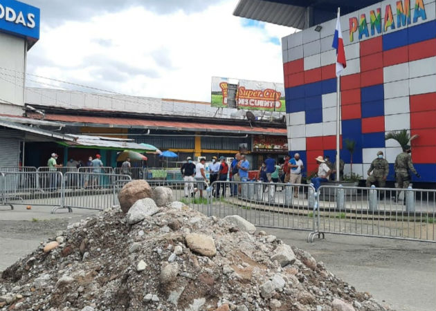Transportistas varados en Paso Canoas están molestos por el cierre de la frontera entre Panamá y Costa Rica Promontorio de tierra y piedras levantado por manifestantes en el área de Paso Canoas. Foto: Mayra Madrid.