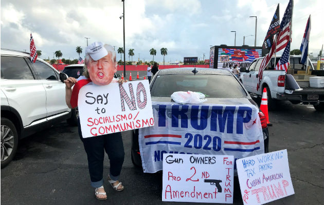 Joe Biden vota por anticipado en EE.UU. y pide apostar por "un camino diferente" Unas personas apoyan al presidente Donald Trump en una manifestación multitudinaria contra el comunismo en Miami, Florida. Foto: EFE.