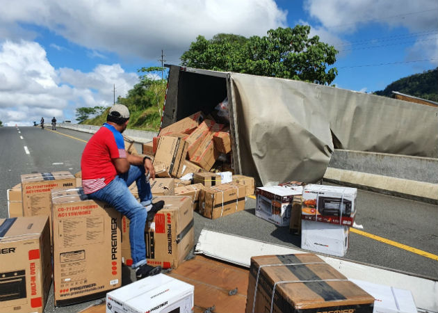 Se vuelca camión articulado en la Loma del Zorro en el sector de Las Vueltas de David El pesado camión articulado obstruyó los cuatro paños de la vía. Foto: José Vásquez.