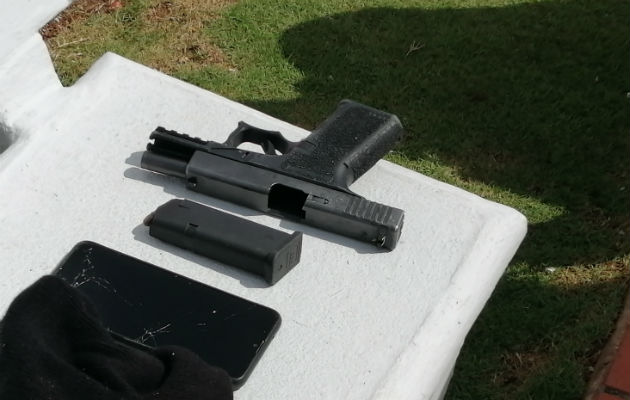 El supuesto homicida llevaba consigo un arma calibre 9 milímetros con un proveedor. Foto: Eric A. Montenegro.
