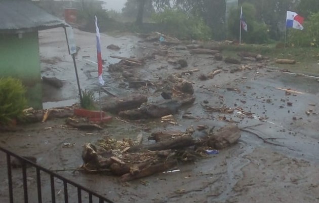 Buscan a ocho desaparecidos y la rehabilitación de la infraestructura, mientras sigue lloviendo Debido a la afectación de los caminos y la situación en el área se ha suspendido el traslado de alimentos hacia las otras áreas del país.